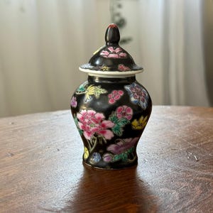 蓋と手描きの花柄が付いたヴィンテージの中国製陶器製ジンジャージャー