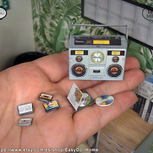 Miniatur 1:12 Ghettoblaster Set, mit Kassetten, Kassettenkoffern, Cd und Cd Box. Fotoaufnahmen als Selbermacher, zum Selbermachen, zum Selbermachen und Ausdrucken - eine einfache Anleitung