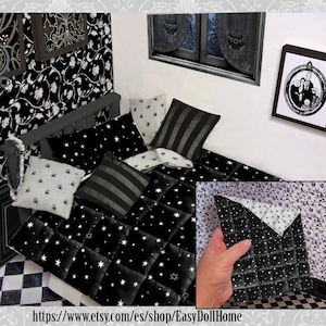 Puede incluir: Papel tapiz con estampado en blanco y negro con una colcha de terciopelo negro con estrellas blancas. La cama tiene varias almohadas, incluyendo una almohada a rayas blancas y negras y una almohada blanca con un patrón de estrellas negras. La colcha está doblada hacia atrás para mostrar el terciopelo negro debajo.