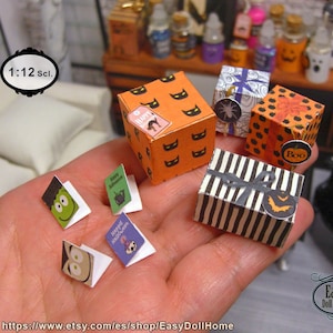 Miniaturowe prezenty na Halloween w skali 1:12, z ozdobnymi etykietami na zapakowane pudełka i 4 kartki, wersja cyfrowa do pobrania, papierowe ozdoby do samodzielnego wykonania, bezpłatny samouczek.
