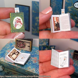 Puede incluir: Libro en miniatura titulado "Little Women" con una cubierta verde e ilustraciones. El libro está abierto en algunas imágenes, revelando páginas interiores y un marcador. La escala es 1:12, adecuado para casas de muñecas. La tienda Etsy es Easy Doll Home.