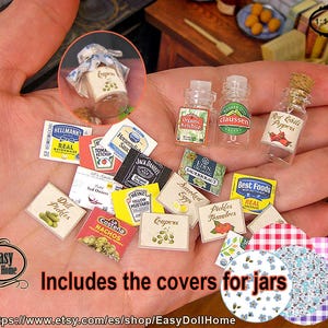 Pode incluir: Uma coleção de itens de comida em miniatura, incluindo frascos de picles, ketchup, mostarda e raiz-forte, bem como um frasco de ovos defumados, um frasco de pimentas vermelhas e um frasco de alcaparras. Os frascos são rotulados com seus conteúdos e são organizados em uma mão. A imagem também inclui uma variedade de rótulos de alimentos em miniatura, como "Picles de Dill", "Costeña Nachos" e "Best Foods Real Mayonnaise".