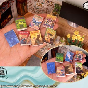 Può includere: Un set di dieci libri in miniatura di Harry Potter in scala 1:12. I libri sono disposti in due file su una mano. I libri hanno copertine colorate con illustrazioni di personaggi e scene della serie di Harry Potter.