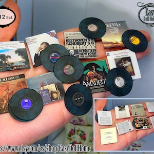 Peut inclure: Ensemble de miniatures de disques vinyles et de pochettes d'albums, sur le thème de la musique classique. Les pochettes présentent des titres tels que "Les Quatre Saisons" et "Amadeus". Échelle 1:12.