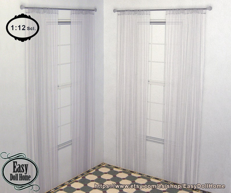 May include: Two sheer white curtains hanging in front of a window. The curtains are made of a lightweight, semi-transparent fabric. The image includes the text "1:12 scl." and the logo "Easy Doll Home".
