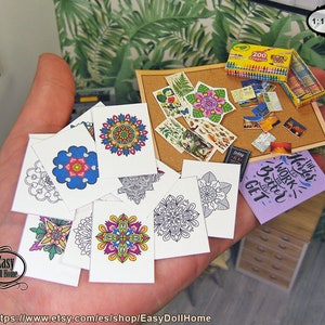 1:12 miniature di ricordi estivi con bacheca di sughero e mandala da colorare, set di case in miniatura, diorami, download stampabile, carta fai da te