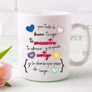 Könnte beinhalten: Eine weiße Keramiktasse mit einem bunten Design mit Herzen und dem Text "que todo lo bueno te siga te encuentre te abrace y se quede contigo y lo demás que pase de largo..."