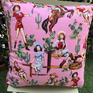 Coussin en coton , motif de cowgirls vintage sur fond rose image 1