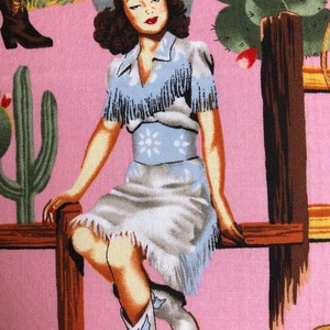 Coussin en coton , motif de cowgirls vintage sur fond rose image 5