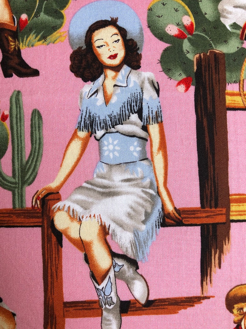 Coussin en coton , motif de cowgirls vintage sur fond rose image 5