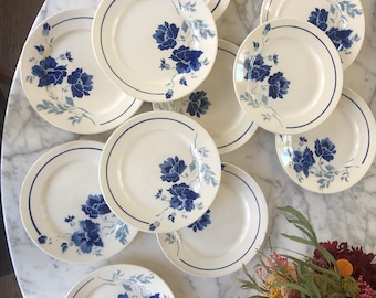 Lot de 11 assiettes en faïence de Badeviller, modèle Elorn , décor de fleurs (anémones), feuillage et liseret bleu