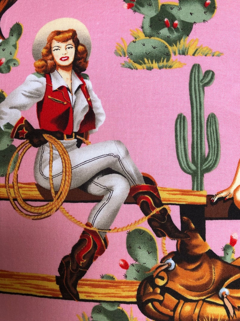 Coussin en coton , motif de cowgirls vintage sur fond rose image 4