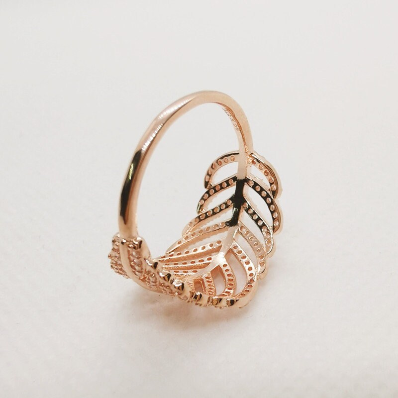 PANDORA Light As A Feather Ring, PANDORA Rose & Clear CZ 180886CZ-54 EU 7  US | Oro rosa pandora, Amuletos de brazaletes de pandora, Pulseras pandora