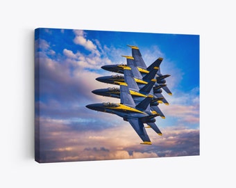 Puede incluir: Cinco aviones de combate azules y amarillos vuelan en formación contra un cielo azul nublado. Los aviones están en formación de diamante, con el avión líder en la parte inferior.