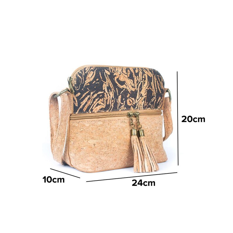 May include: A rectangular crossbody bag made of cork material. The bag features a patterned top section and a main body with a zipper closure. It has a pair of tassels and measures 24 cm long, 20 cm high, and 10 cm wide.