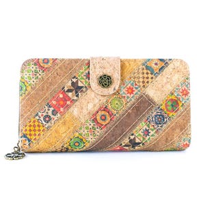 Carteira longa de cortiça estampada com patchwork