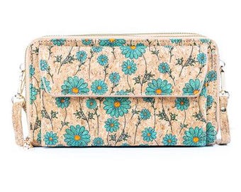 Könnte beinhalten: Eine rechteckige Korkbrieftasche mit einem floralen Muster aus türkisfarbenen Gänseblümchen und gelben Zentren. Die Brieftasche hat einen Klappenverschluss und einen Reißverschluss. Sie enthält einen abnehmbaren Riemen und goldfarbene Hardware.