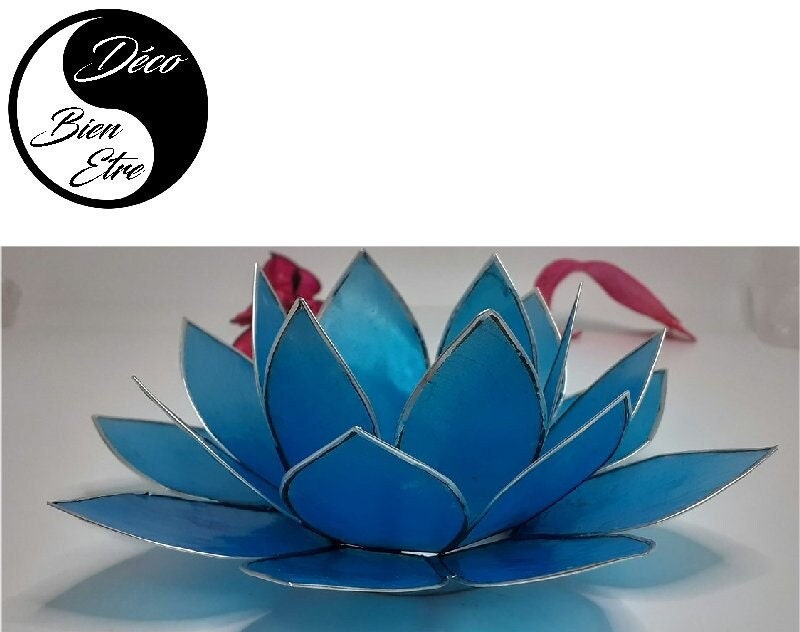 Photophore Fleur de Lotus Sculptée à Base Coquilles Capiz Couleur Turquoise avec Bordures Dorées
