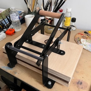 prensa de grabado, prensa para hacer grabados, prensa de metal, impresión tipográfica, prensa de lino manual, máquina de prensado, impresión en relieve, impresión en linóleo, linograbado