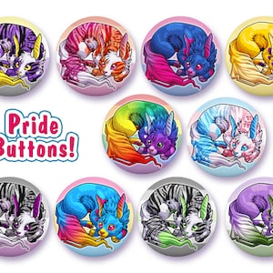 Puede incluir: Conjunto de diez botones de 2,5 pulgadas con dibujos animados de zorros coloridos con los colores de la bandera del orgullo. El texto "Pride Buttons!" está impreso debajo de los botones.