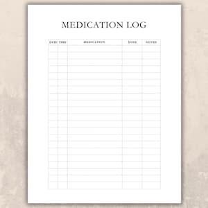 Op de afbeelding: Een wit papier met de titel "MEDICATION LOG" met een raster voor het bijhouden van medicatiegegevens. Kolommen zijn Datum/Tijd, Medicatie, Dosis en Opmerkingen. Het papier ligt op een lichtbeige, getextureerd oppervlak.