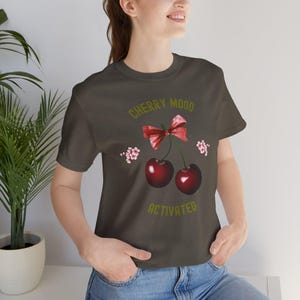Kirschstimmung Aktiviertes T-Shirt, Unisex Tshirt, Lebendiges Kirsch Design Shirt, Kurzarm Top, Kirschliebhaber Geschenk, Grafisches T-Shirt für Sie und Ihn