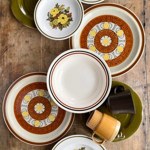 10pc Mixed dinnerware, 5 piece place settings, midcentury modern plates, bowls and mugs,