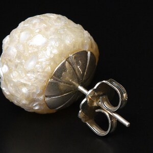 Ohrstecker PerlenButton aus zermahlenden Süßwasserperlen, Perle creme, Ohrschmuck, Schmuckdesign Bild 3
