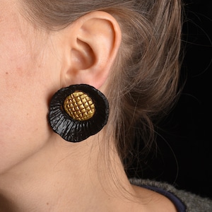 Ear studs "FLOWER" made of earth, gold leaf and silver, unique, natural jewelry made of earth and gold leaf, jewelry design, floral jewelry, gift