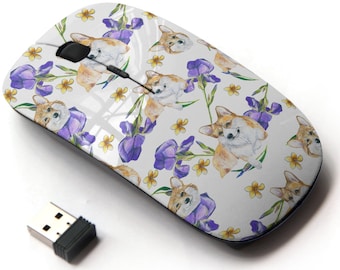 Peut inclure: Une souris sans fil blanche avec un design coloré représentant des illustrations à l'aquarelle de corgis et de fleurs d'iris violettes. La souris a une molette de défilement noire et deux boutons.