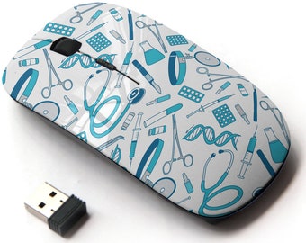 Peut inclure: Une souris d'ordinateur sans fil avec un fond blanc et un motif d'outils médicaux bleus. Le motif comprend des stéthoscopes, des seringues et des brins d'ADN. Un petit récepteur USB est à côté de la souris.
