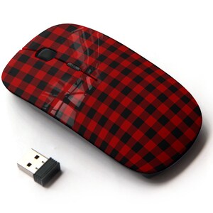 Puede incluir: Un ratón inalámbrico rojo y negro a cuadros con un pequeño receptor USB.