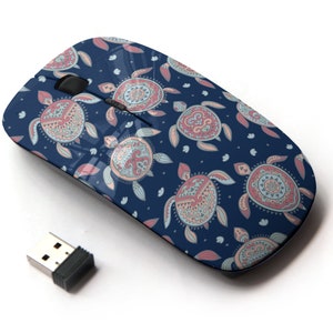 Puede incluir: Un ratón inalámbrico para ordenador con fondo azul y un patrón de tortugas rosas y azules. El ratón incluye un receptor USB.