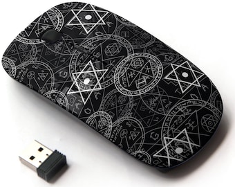 Peut inclure: Une souris d'ordinateur sans fil noire avec un motif blanc de formes géométriques et de symboles divers. La souris est livrée avec un récepteur USB.