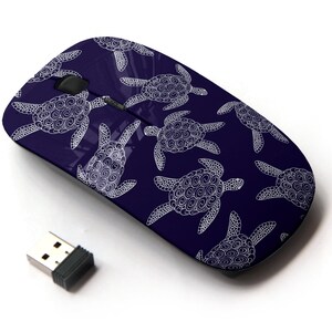 Puede incluir: Un ratón inalámbrico para ordenador con una superficie azul marino y un patrón blanco de tortugas marinas estilizadas. El ratón viene con un pequeño receptor USB.