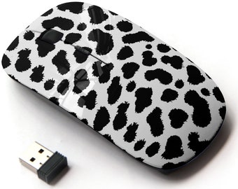Peut inclure: Une souris d'ordinateur sans fil avec un motif animal imprimé noir et blanc. La souris est livrée avec un petit récepteur USB.