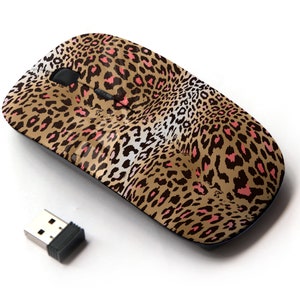 Pode incluir: Um rato sem fios para computador com um design de padrão de leopardo. O rato é castanho, preto e rosa com um pequeno receptor USB preto.