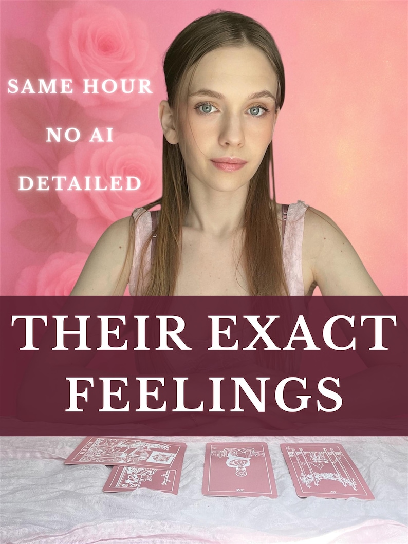 Op de afbeelding: Een persoon met lang bruin haar in een lichtroze top, voor een achtergrond van roze rozen. De tekst luidt SAME HOUR, NO AI, DETAILED en THEIR EXACT FEELINGS. Vier roze tarotkaarten liggen op een witte ondergrond op de voorgrond.