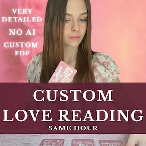 Op de afbeelding: Een set tarotkaarten met een roze en wit kleurenschema. De tekst op de afbeelding luidt: VERY DETAILED, NO AI, CUSTOM PDF, CUSTOM LOVE READING, SAME HOUR. Drie kaarten liggen op een oppervlak en één kaart wordt in het midden vastgehouden.
