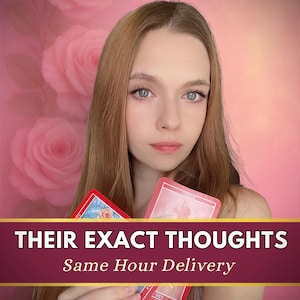 以下が含まれることがあります： ピンクのバラの背景に、2 枚のタロットカードを持っている女性。 カードは赤色でイラストが描かれており、「THEIR EXACT THOUGHTS」と「Same Hour Delivery」というテキストがバナーに表示されています。