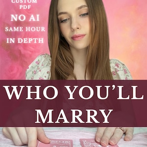 Op de afbeelding: Een persoon met lang bruin haar in een bloemrijke top, geplaatst achter twee tarotkaarten op een roze ondergrond. De afbeelding bevat de tekst: CUSTOM PDF, NO AI, SAME HOUR, IN DEPTH en WHO YOU'LL MARRY. De kaarten tonen witte lijntekeningen.
