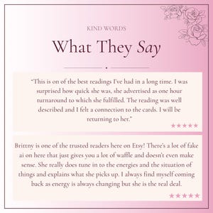 Op de afbeelding: Een roze en witte afbeelding met de tekst KIND WORDS What They Say, versierd met roosillustraties. Het toont twee klantbeoordelingen met vijf sterren, waarin een leesservice wordt geprezen om de snelheid, nauwkeurigheid en oprechte verbinding.