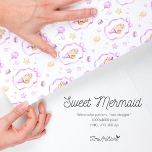 Op de afbeelding: Waterverfpatroon getiteld "Sweet Mermaid" met een herhalend ontwerp van zeemeerminnen, sterren en zeedieren in paars, roze en geel op een witte achtergrond. De tekst "Sweet Mermaid" is inbegrepen.