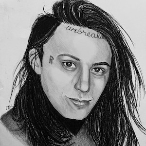 以下が含まれることがあります： 黒と白の鉛筆画で描かれた、長い黒髪の人の絵。額には「unbreakable」というタトゥー、頬には「R」というタトゥーが入っている。