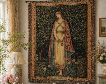 Puede incluir: Un tapiz de pared rectangular tejido que presenta una figura central con un vestido crema y una capa roja de pie en un huerto oscuro. El borde tiene un patrón de hojas doradas y una pancarta en la parte inferior muestra el texto, the orchard.