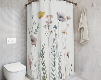 Puede incluir: Cortina de ducha blanca con estampado floral que presenta flores de estilo acuarela en tonos de rosa, azul, amarillo y verde. Las flores están dispuestas en un patrón vertical sobre un fondo blanco.