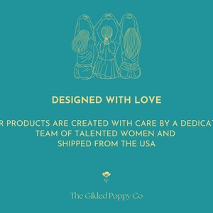 Puede incluir: Un gr&aacute;fico color verde azulado con una ilustraci&oacute;n de l&iacute;neas doradas de tres figuras formando corazones con sus brazos sobre sus cabezas. El texto dice: DESIGNED WITH LOVE. OUR PRODUCTS ARE CREATED WITH CARE BY A DEDICATED TEAM OF TALENTED WOMEN AND SHIPPED FROM THE USA. The Gilded Poppy Co.