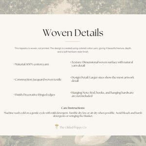 Puede incluir: Un gr&aacute;fico informativo titulado Woven Details que describe un tapiz hecho de hilo de algod&oacute;n 100%. Enumera caracter&iacute;sticas que incluyen construcci&oacute;n tejida en jacquard, bordes con flecos decorativos e instrucciones de cuidado para lavado.