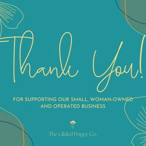 Puede incluir: Una tarjeta gr&aacute;fica de color verde azulado con el texto dorado Thank You! For supporting our small, woman-owned and operated business. El dise&ntilde;o incluye ilustraciones florales de l&iacute;neas doradas en las esquinas y el texto The Gilded Poppy Co. abajo.