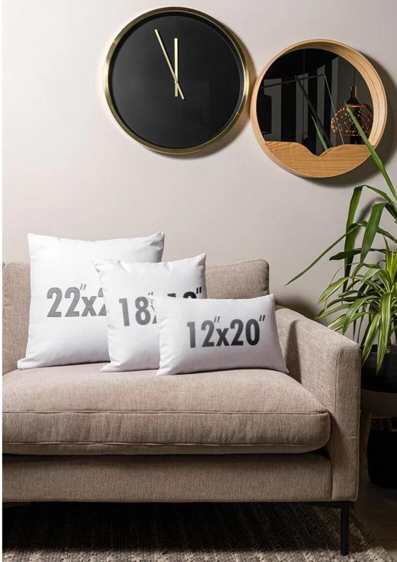 Puede incluir: Tres cojines blancos cuadrados y rectangulares dispuestos sobre un sof&aacute;. Los cojines presentan un texto impreso en gris oscuro que indica sus dimensiones: 22x22 pulgadas, 18x18 pulgadas y 12x20 pulgadas. La tela parece lisa y blanca.